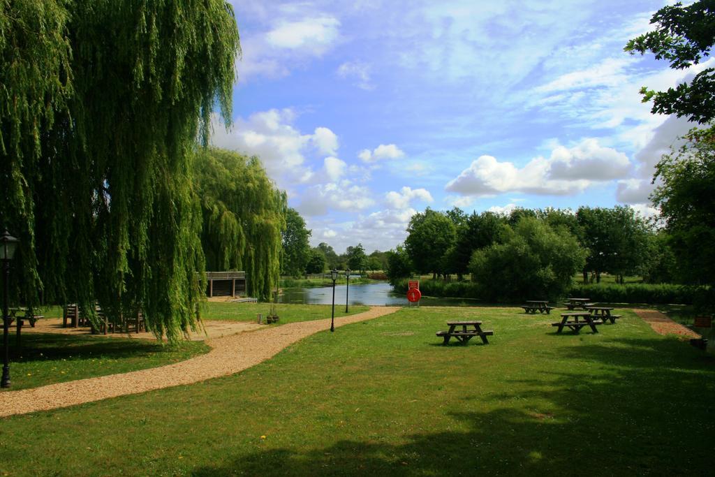 Queens Head Inn Nassington Exteriér fotografie