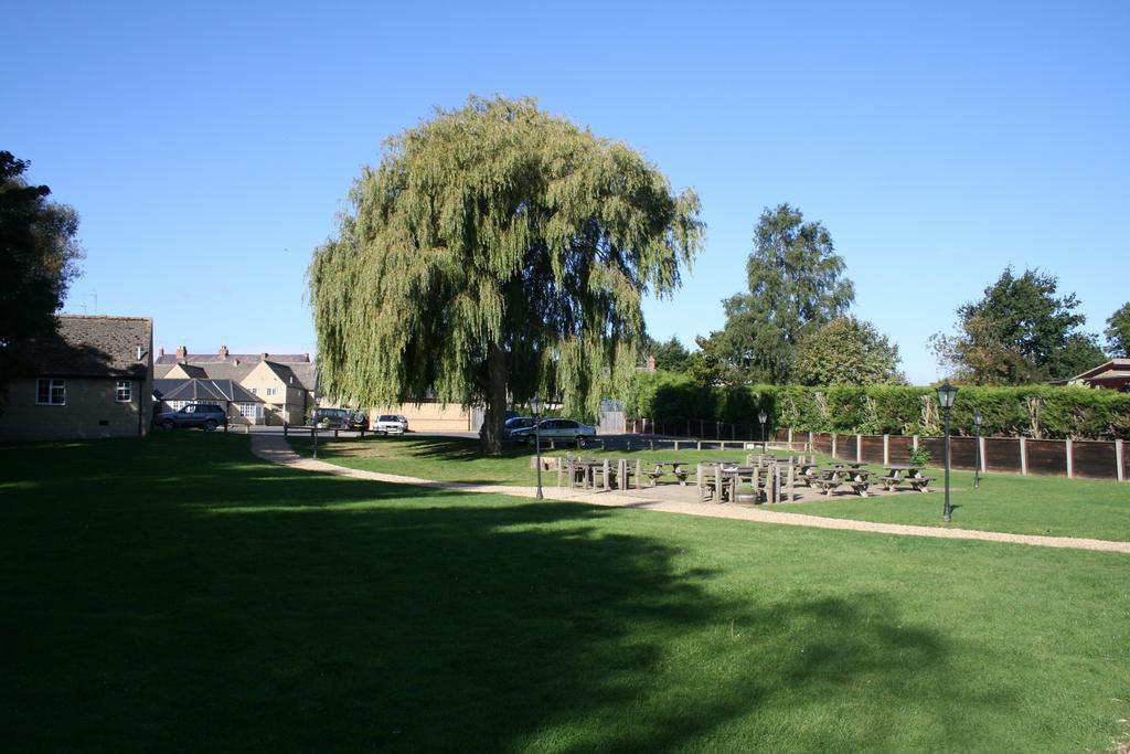 Queens Head Inn Nassington Exteriér fotografie