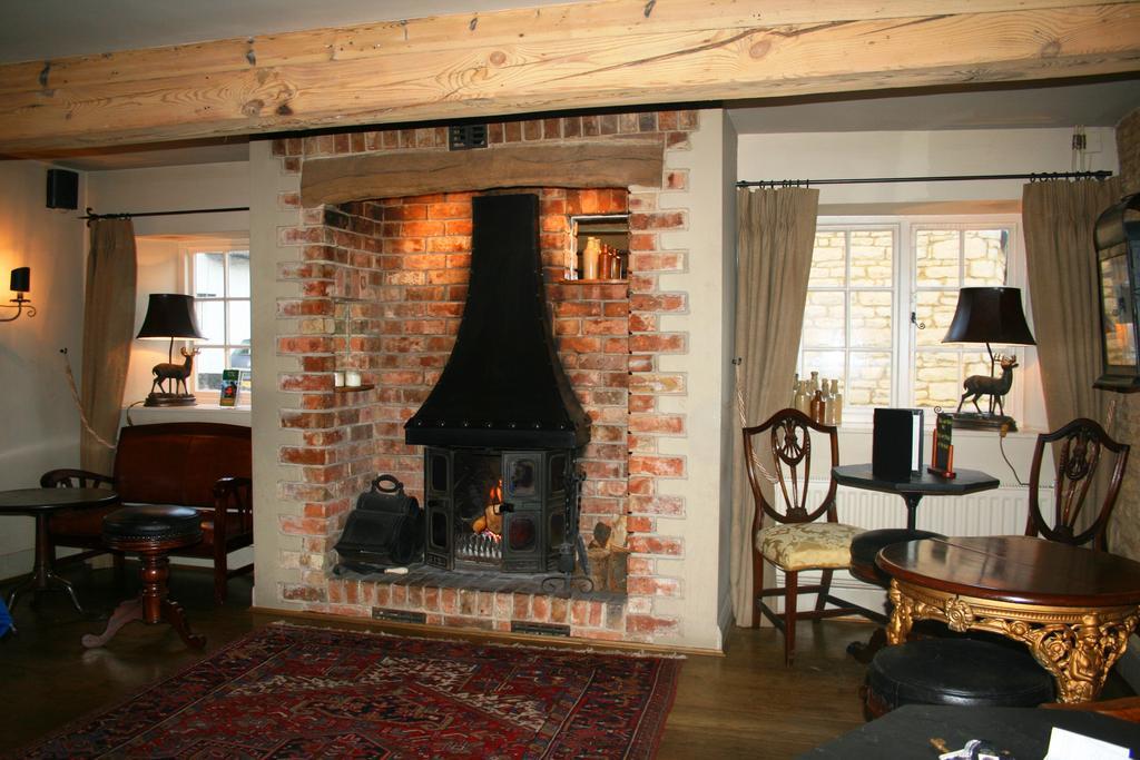 Queens Head Inn Nassington Exteriér fotografie